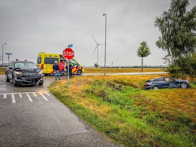 Auto belandt in sloot na botsing op kruising in Didam
