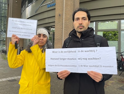 Na 30 maanden wachten protesteren Neda (40) en Mehdi (39) in Zwolle: ‘Ik dacht hier vrij te zijn’