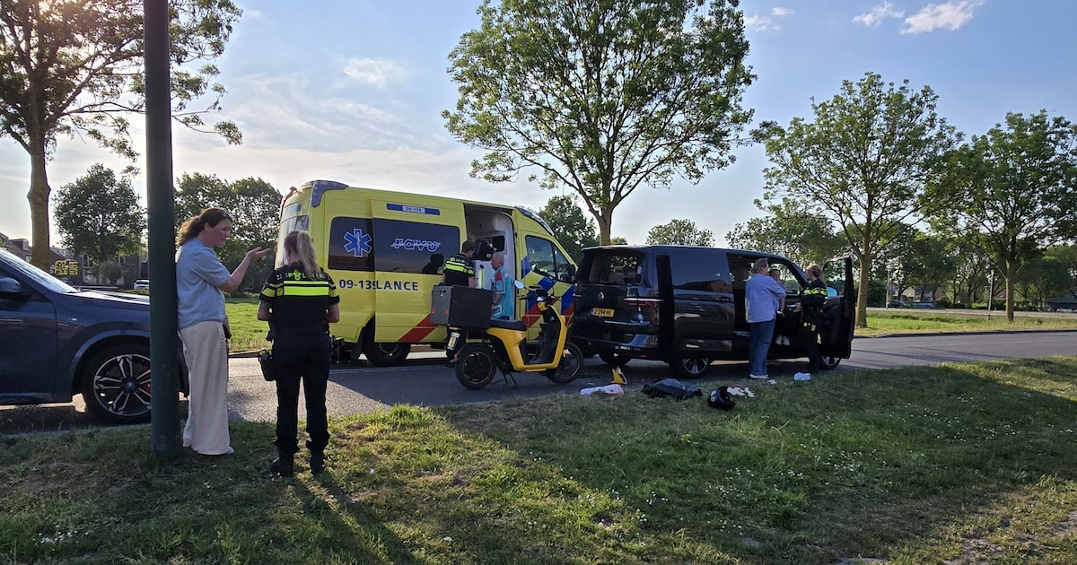 Scooter botst achterop busje in Bunschoten-Spakenburg