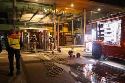 Smeulende compressor veroorzaakt rook in gemeentehuis Barneveld