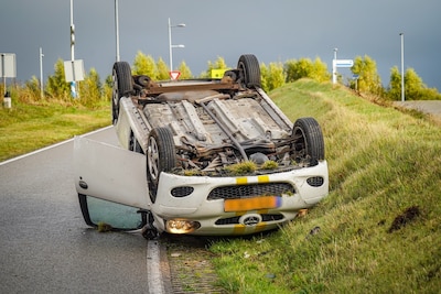 Auto op de kop na ongeval op N391 bij Emmen