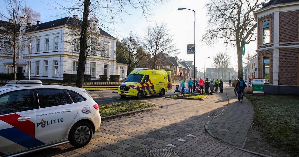 Fietser gewond na botsing met auto in Apeldoorn