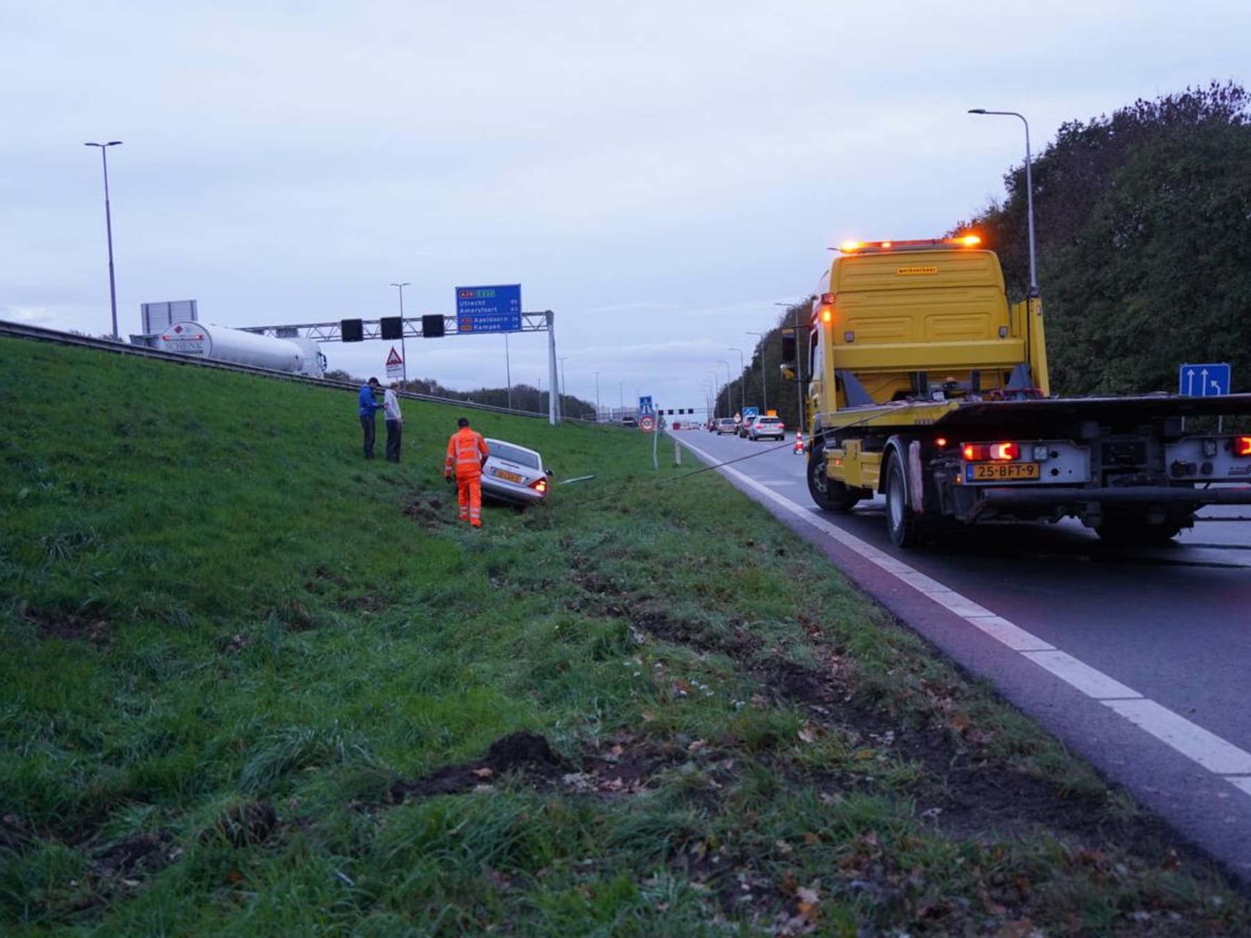 Voor de tweede dag op rij gaat het mis bij Zwolse oprit van A28: auto belandt op de kop