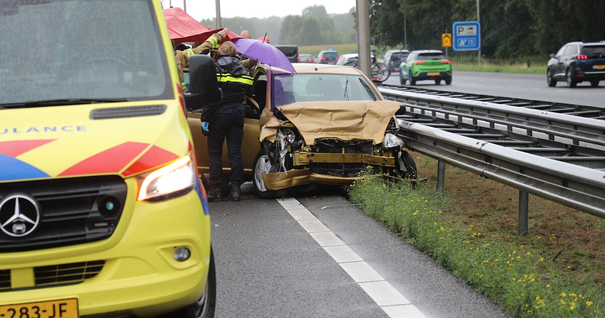 Vrouw uit Lelystad gewond bij ernstig ongeluk op A1.