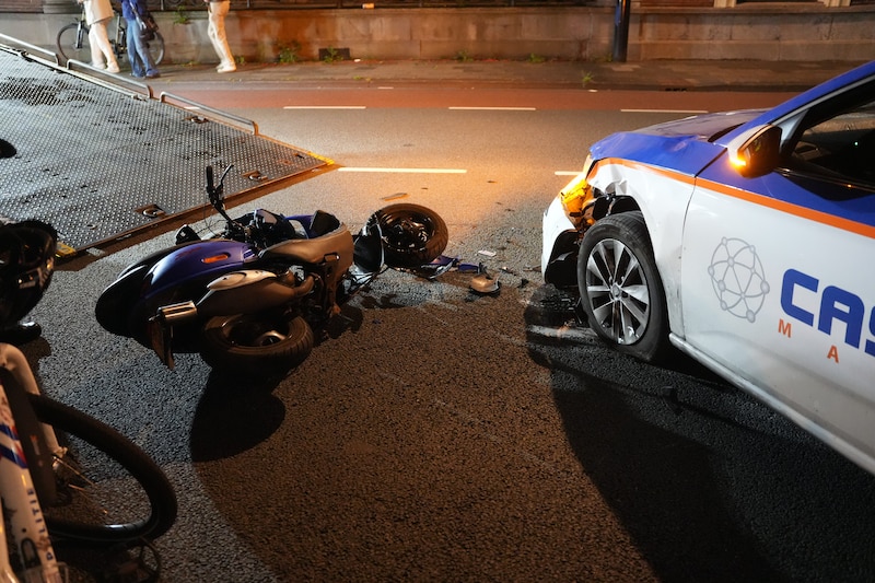 De scooter moest door een berger worden losgetrokken.