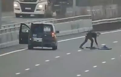 ‘Behulpzame’ automobilist haalt rommel van de snelweg: ‘Dit is levensgevaarlijk!’