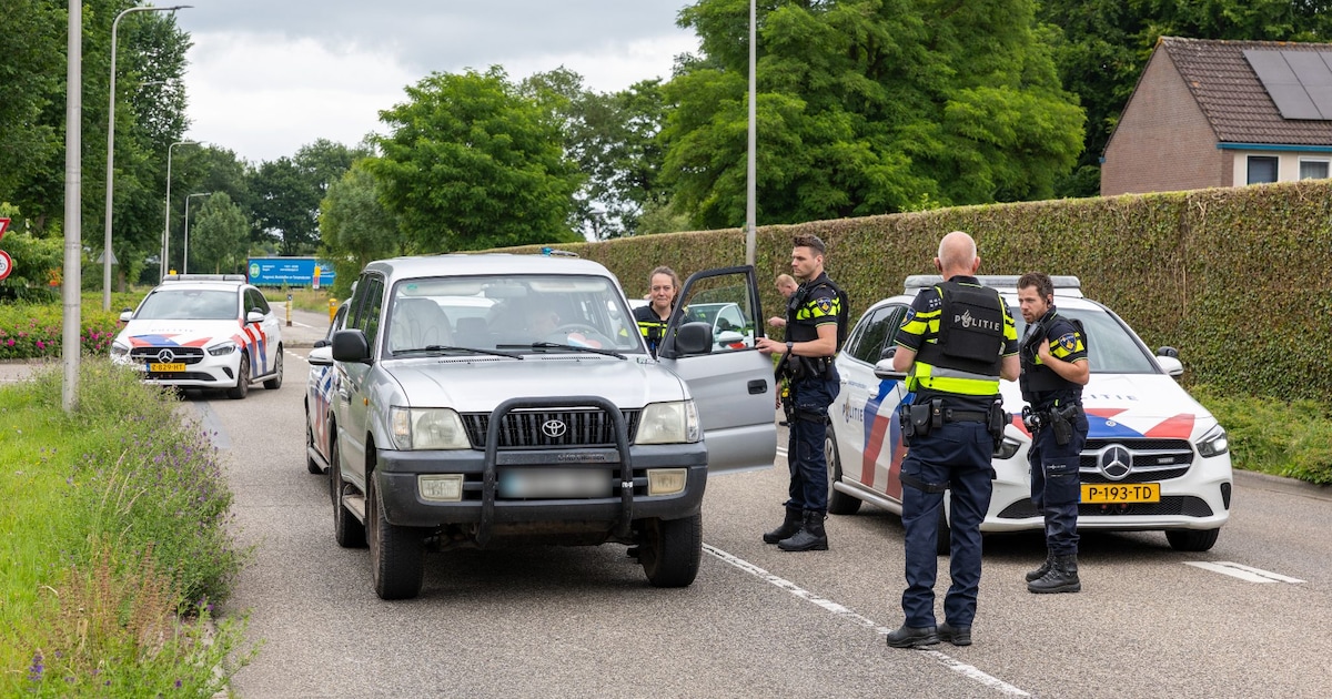 Met veel machtsvertoon haalt politie auto van de weg, dan vinden ...