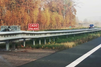 Monteur rijdt illegaal door calamiteitendoorsteek op A30 bij Terschuur en schept motorrijder