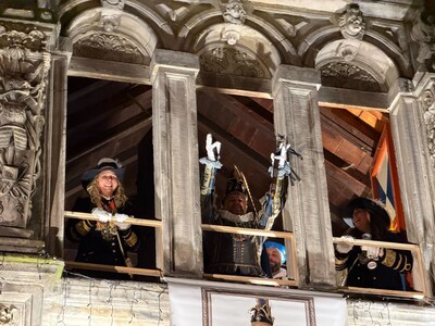 Duizenden feestvierders bij de start van carnaval in Zwolle: ‘Het tweede oud en nieuw’