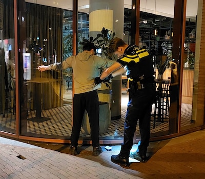 Hoe tieners het centrum van Apeldoorn op stelten zetten: ‘Ik heb schijt aan de burgemeester’
