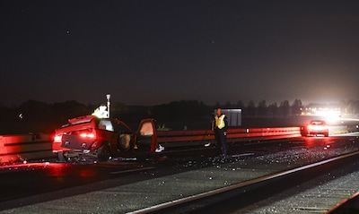 Spookrijder (25) rijdt ondanks waarschuwingen van politie en vriendin door en veroorzaakt ravage