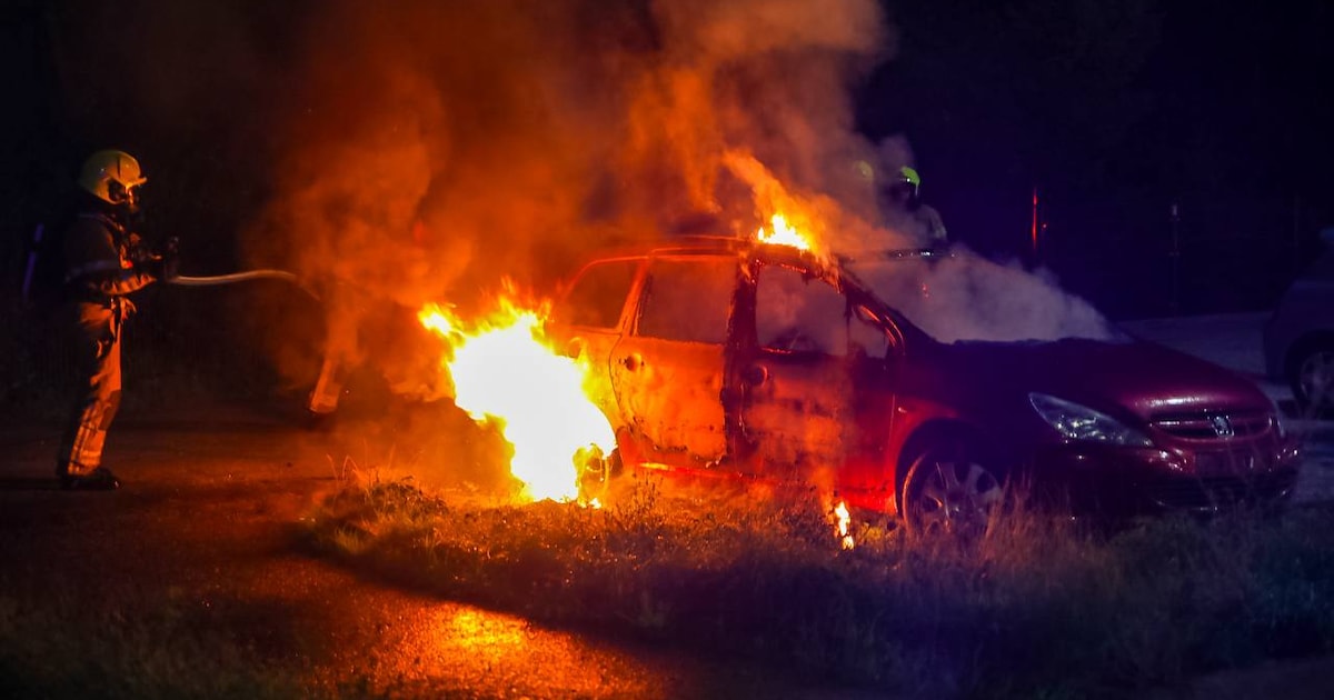 Autobrand veroorzaakt flinke vlammen op parkeerplaats in Beekbergen