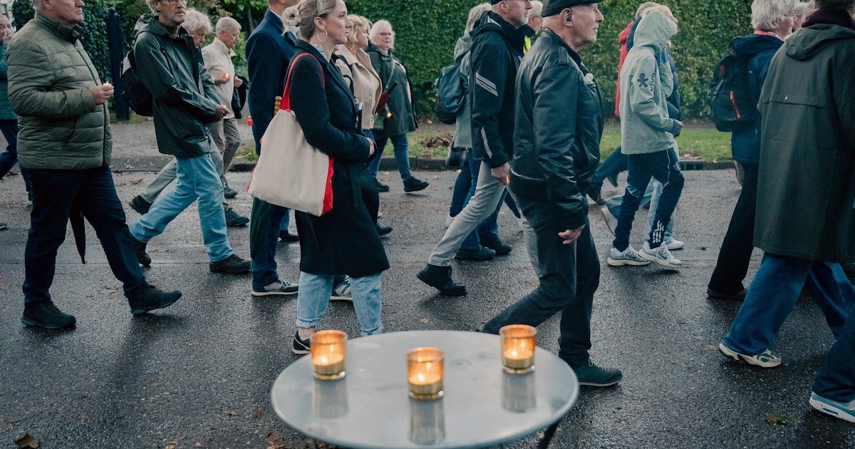 Honderden mensen herdenken oorlogsslachtoffers in Amersfoort tijdens Tocht van Vrees en Hoop