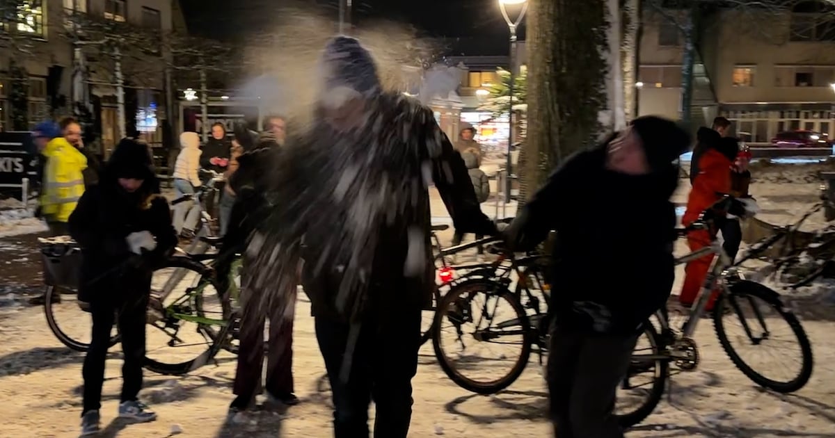 KIJK | Geen genade voor burgemeester bij sneeuwballengevecht