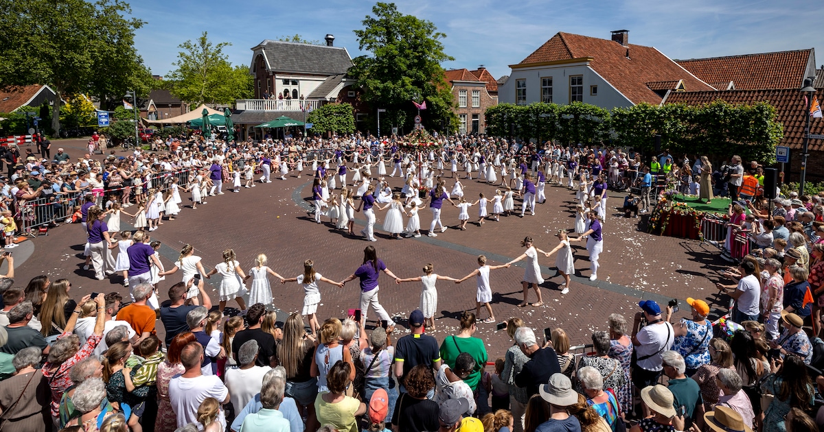 Stralend weer en witte jurkjes: Pinksterbruidjes dansen door de straten van Borne