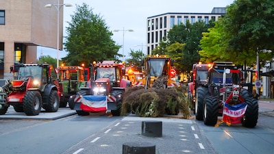 Boeren trekken toeterend door centrum Amersfoort en parkeren trekkers bij Centraal Station voor prot