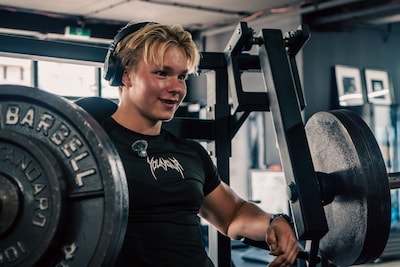 Fitfluencer Jesse (15) uit Almelo filmt elke dag in de gym: ‘Zit nu veel beter in mijn vel’