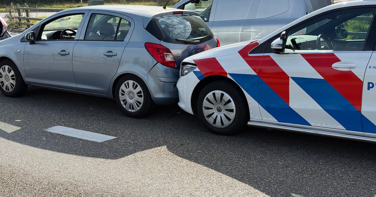 Verkeerslicht springt sneller op rood dan verwacht: politieauto in botsing.
