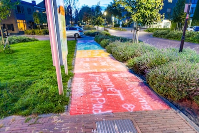 ‘Weg met dit homopad’: regenboogpad in Nijkerk voor vijfde keer beklad