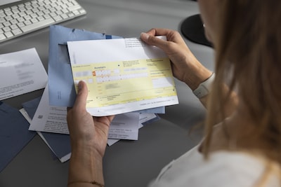 Drontense maakt zooitje van tante’s administratie: ‘Kan mijn begrafenis niet meer betalen’