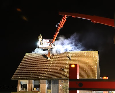 Bewoners moeten huis uit in Kamperveen, brand woedt in dak van woning
