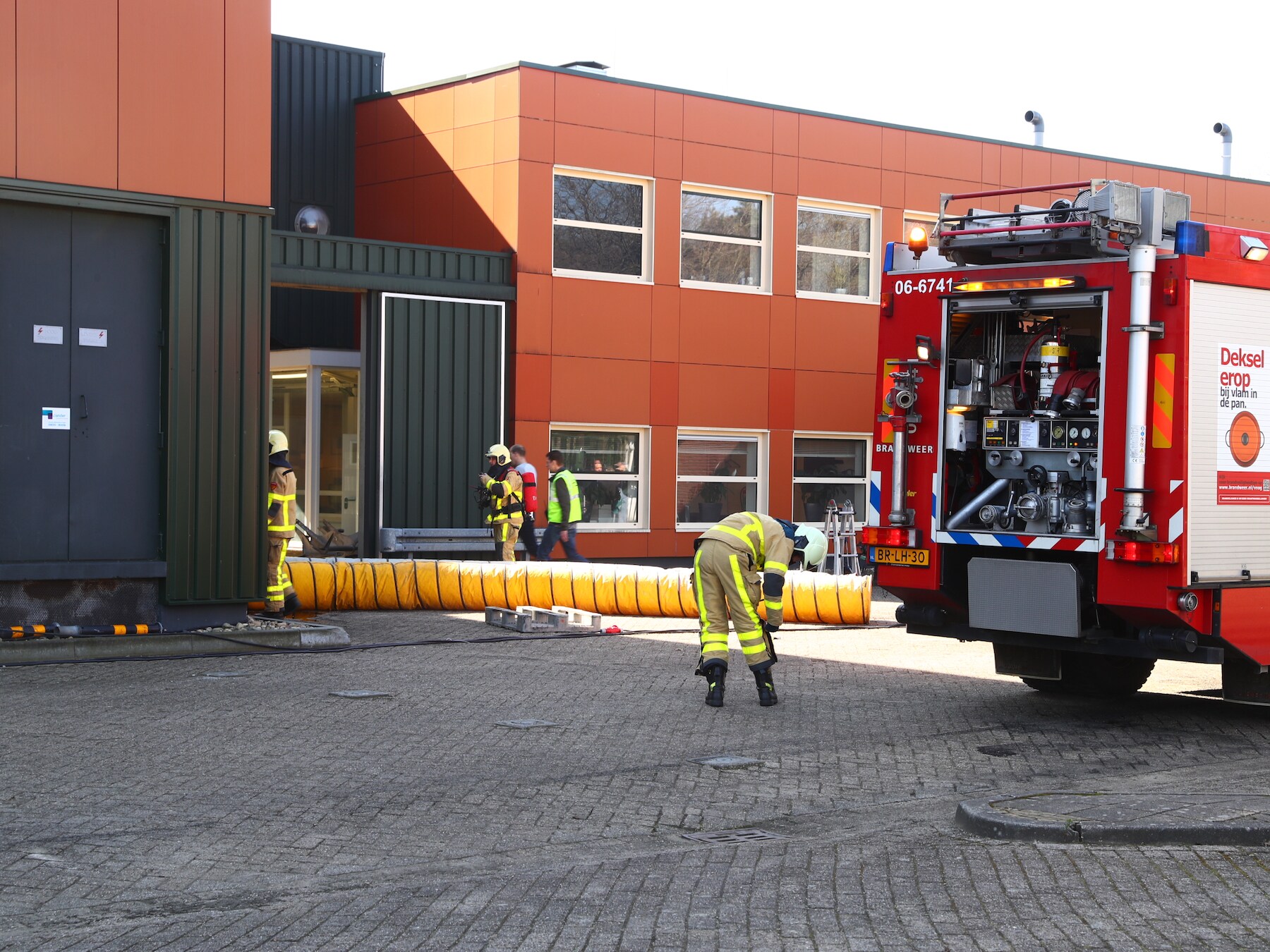 De brandweer lucht het pand en voert controles uit.