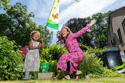 Als Laura deze vlag ziet bij de kringloop, komt ze op een speels idee