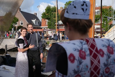 Spakenburg viert Visserijdag met klederdracht, vis en historische botters
