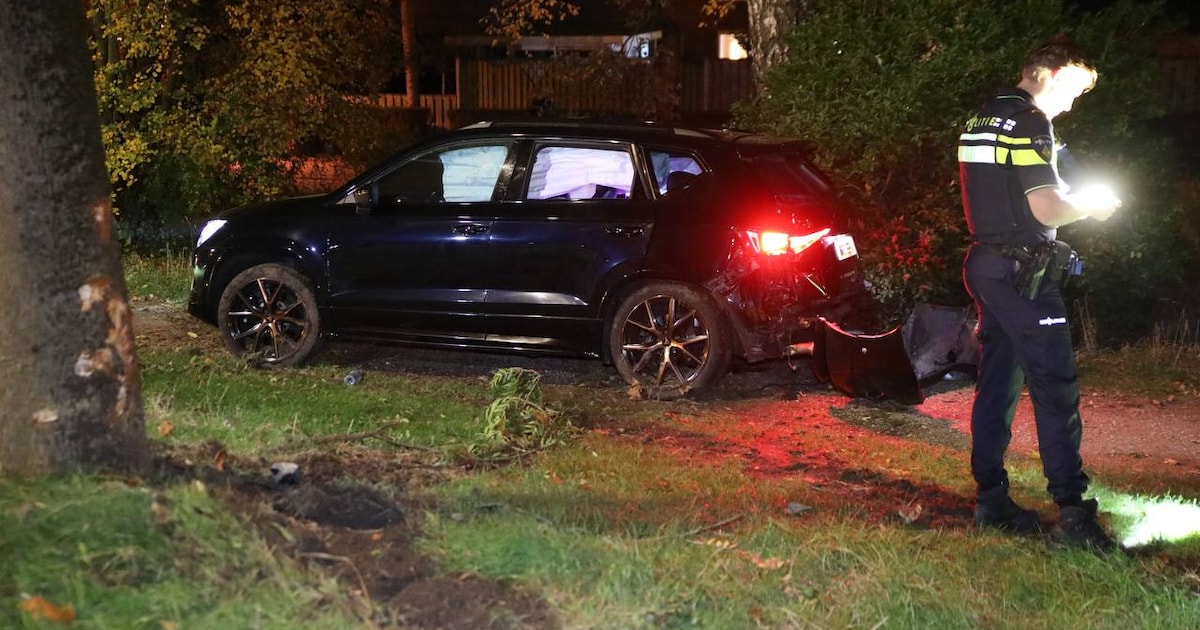 Eenzijdig ongeluk leidt tot veel schade in Apeldoorn, bestuurder komt met de schrik vrij.