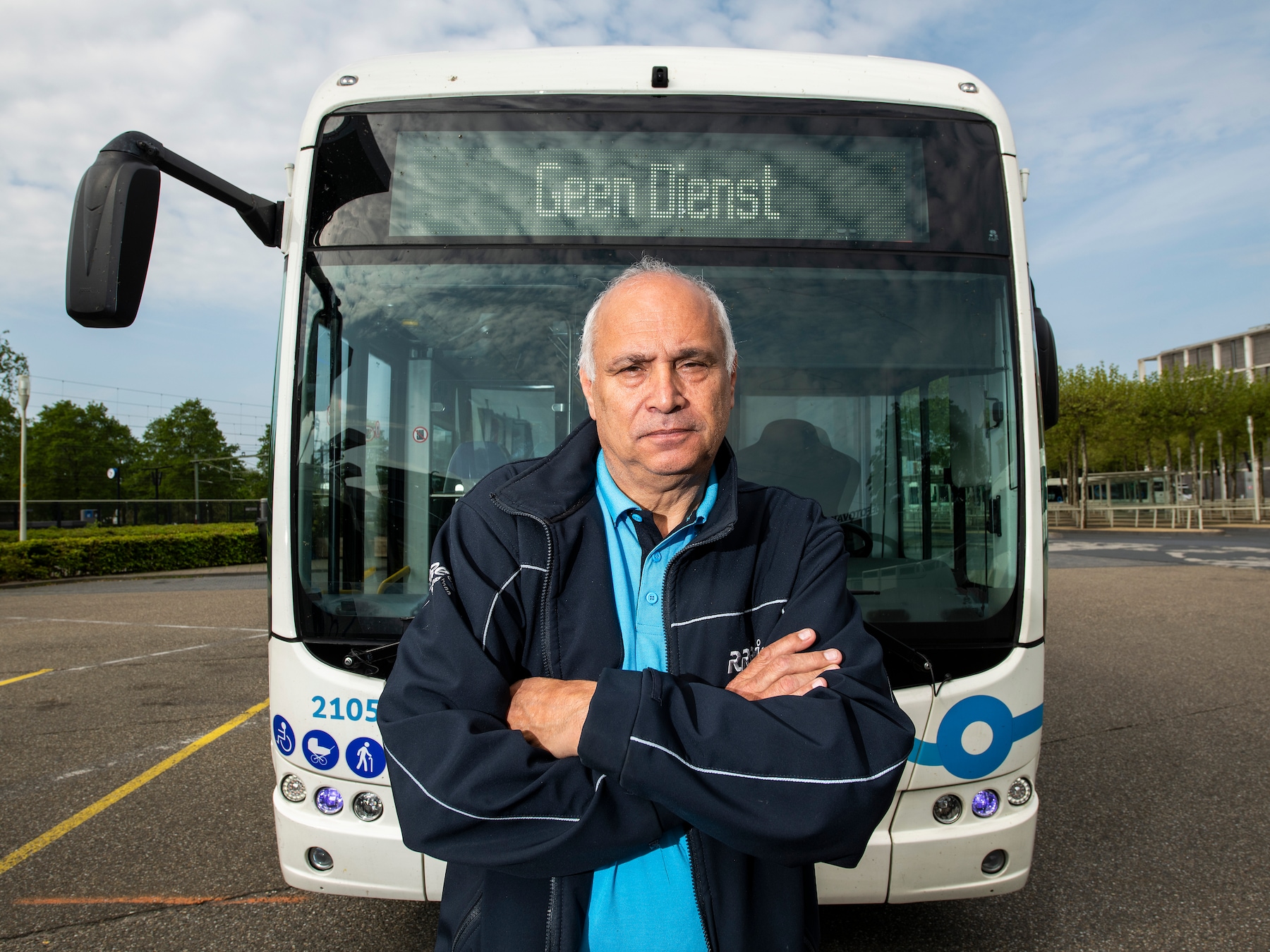 Buschauffeur Henk blijft staken, ook al kost hem dat 50 euro per dag: ‘Dat mis je eind van de maand dus wel’
