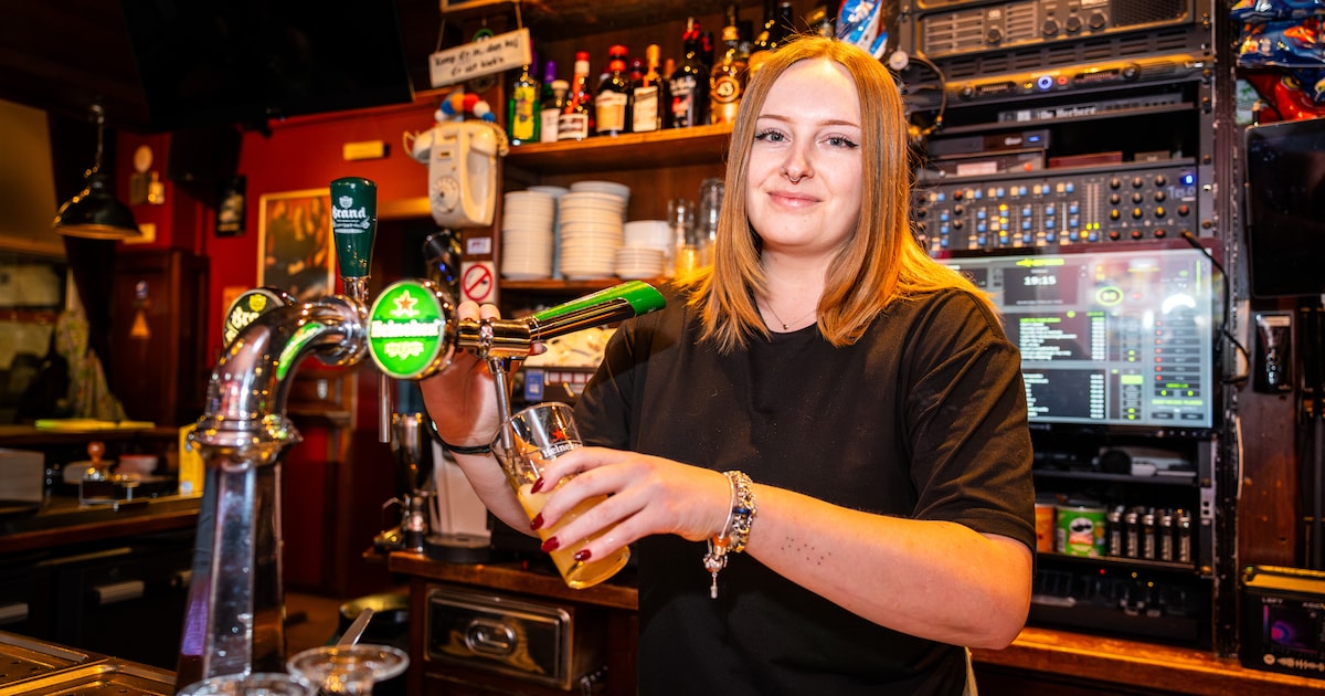 Nynke (25) uit Ommen tapt beste biertje van Overijssel, maar blijft liever op de achtergrond: ‘Begin