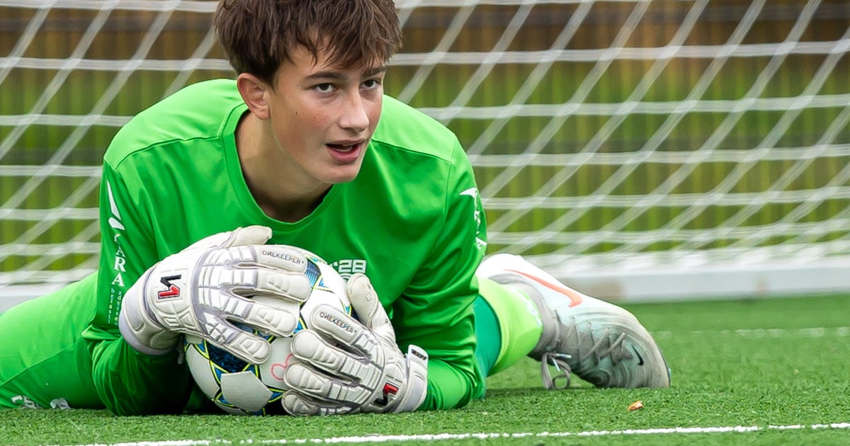 Ivo (14) uit Zwolle vliegt in z’n eentje naar Spanje voor zijn voetbaldroom