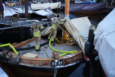 Botter BU89 in haven Bunschoten aan het zinken, brandweer probeert water weg te pompen