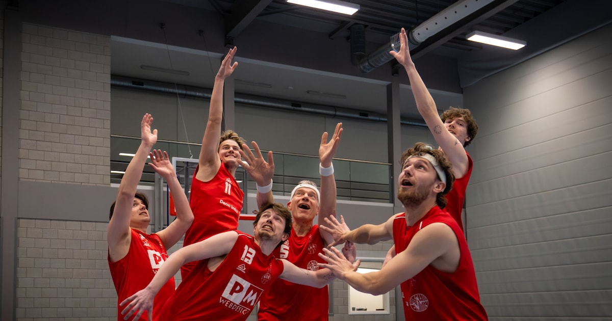 Vader stelt vijf zoons op in basketbalwedstrijd: ‘Geen scheve gezichten ...