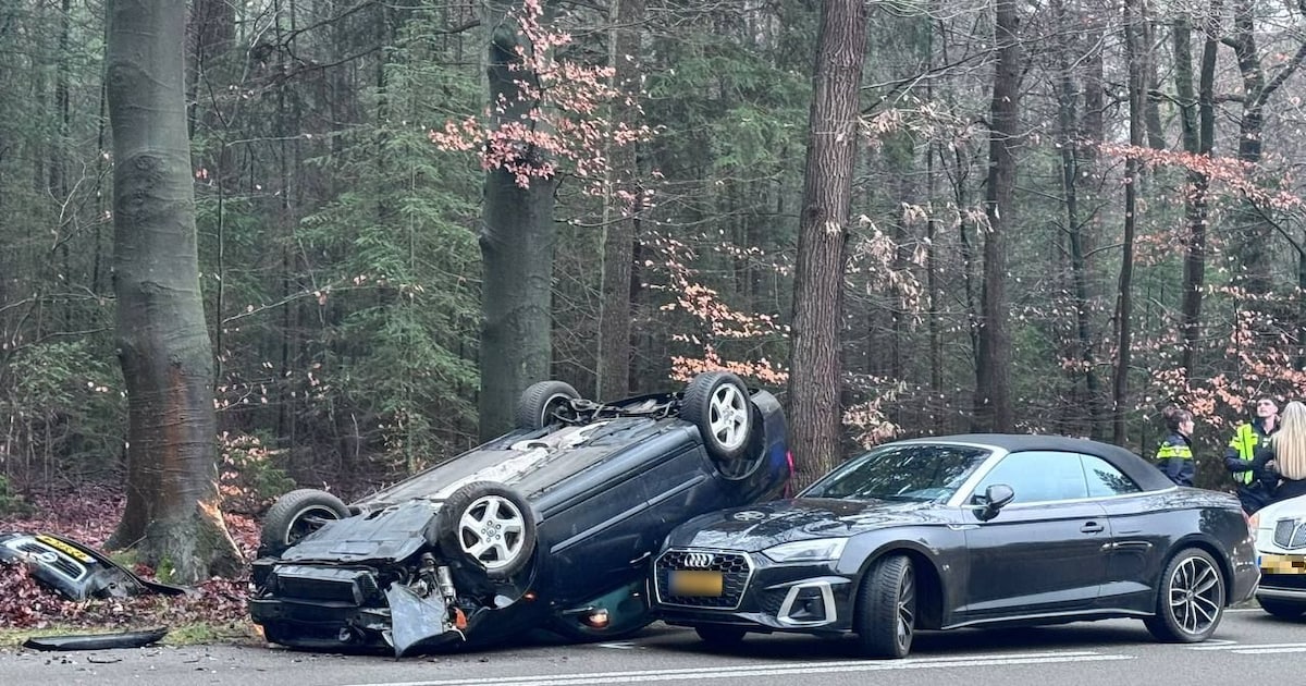 Ongeval met meerdere voertuigen in Epe: auto belandt op de kop