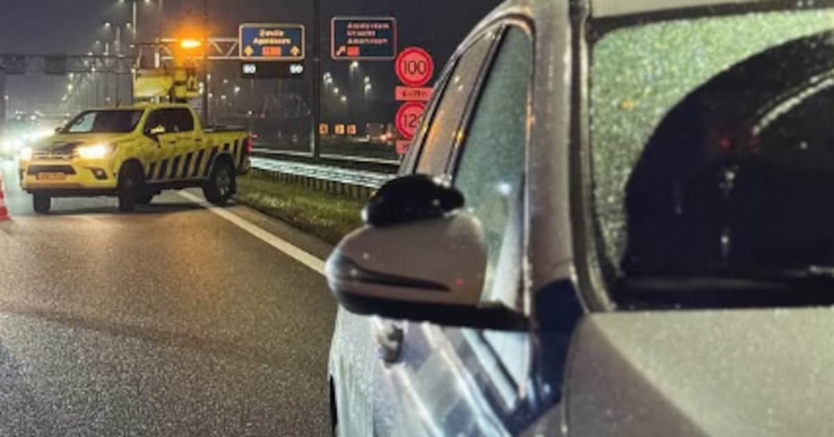 Botsing met vier auto’s zorgt voor file op A50 tussen Apeldoorn en Arnhem.