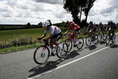 LIVE Tour de France Femmes | Nederlandse in kopgroep, Visma-ploegleider Van Emden haalt uit naar Vollering: ‘Aanstelgedrag’