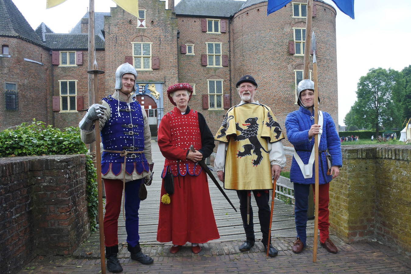 Elvire (tweede van links) op de dag van haar huldiging in brigandine, mét zwaard. Rechts van haar echtgenoot Jacobus.