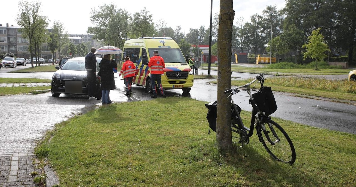 Fietser gewond na botsing met auto in Apeldoorn