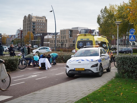 Hulpdiensten zijn ter plaatse bij het ongeluk.