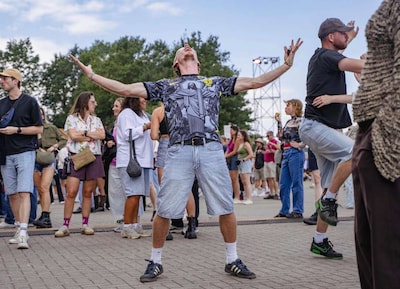 LIVE Lowlands | Dag drie in volle gang: Keelpijn, verstuikte enkels en dirigent voor een dag