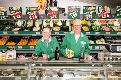 Einde van een tijdperk: broers Cees (74) en Jan (80) stoppen na vijftig jaar met Fruithal De Brand