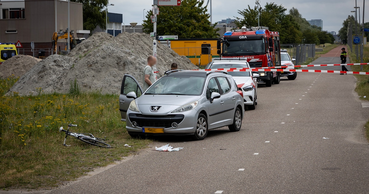 Racefietser ernstig gewond na botsing met auto in Amsterdam