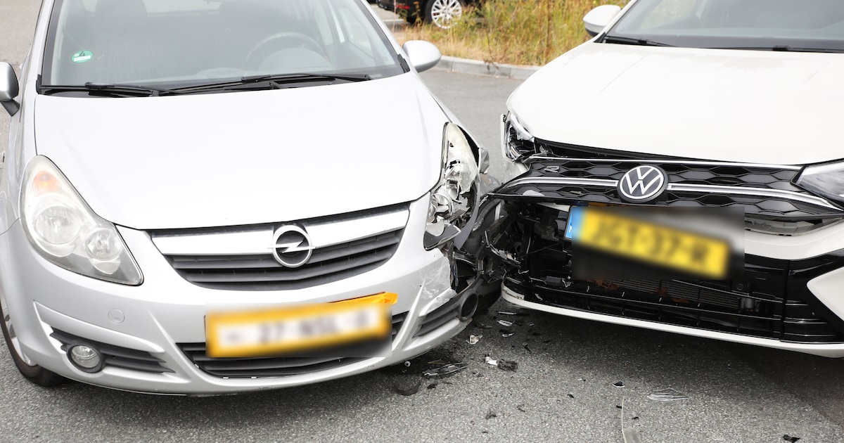 Twee auto’s botsen op carpoolplaats in Apeldoorn