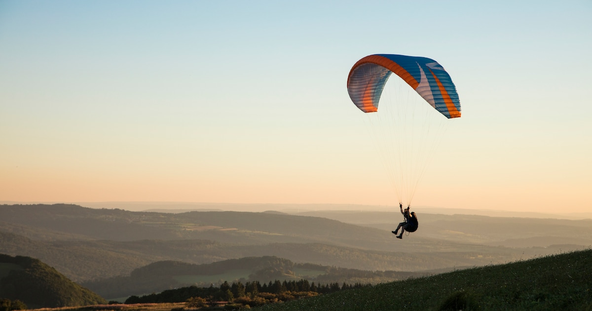Spektakel in de lucht: tientallen paragliders strijden in het Vechtdal om de nationale titel