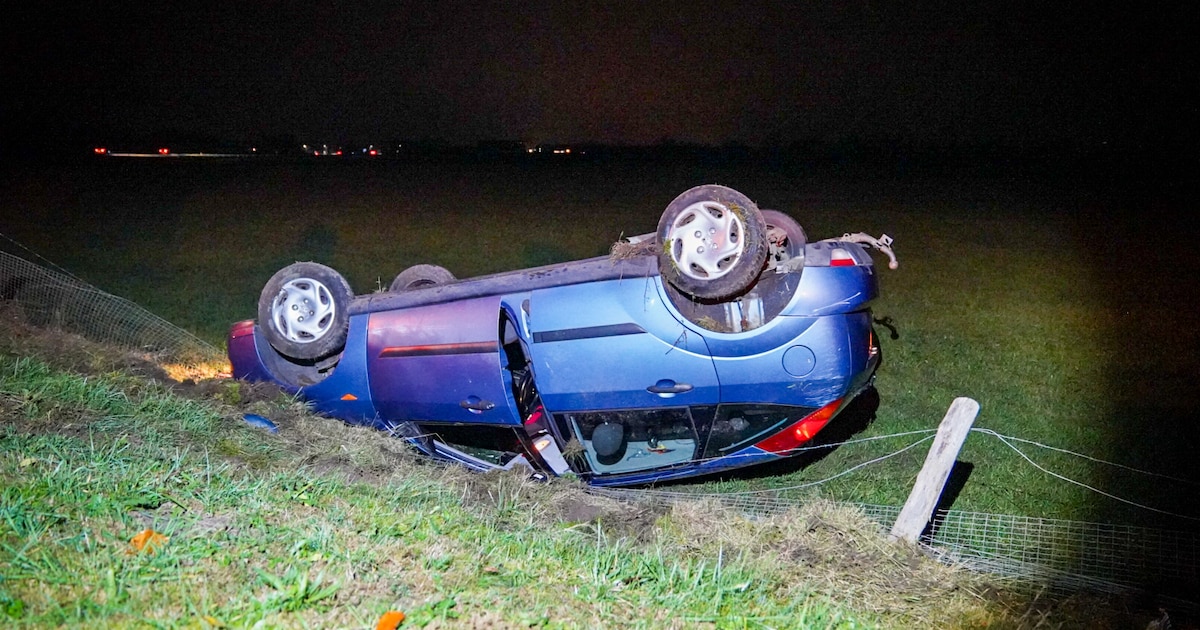Auto vliegt uit bocht en eindigt ondersteboven in weiland bij Zutphen, bestuurder naar ziekenhuis