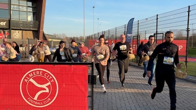 KIJK | Eieren zoeken in voetbalstadion van Almere City: ‘Snelheid, tactiek en één grote chaos’