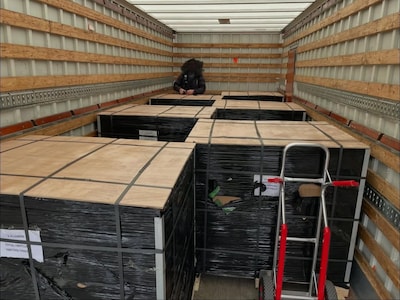 Zenuwachtige chauffeur valt op langs A12: marechaussee doet ontdekking in laadruimte