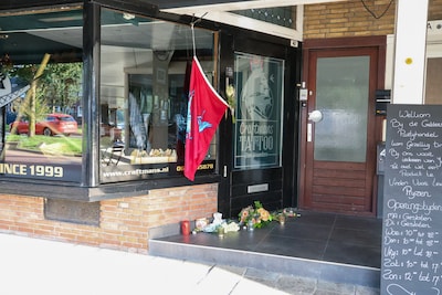 Bloemen en kaarsjes voor overleden Ben Saunders bij zijn tattooshop in Arnhem