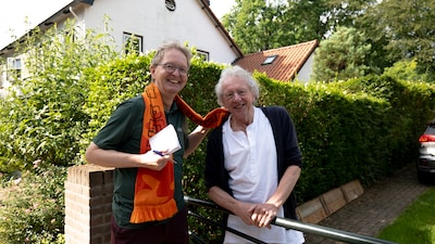 Hoe is het met het Oranjegevoel op de Oranjelaan? ‘Alleen op Koningsdag, dan drinken we hier oranjeb
